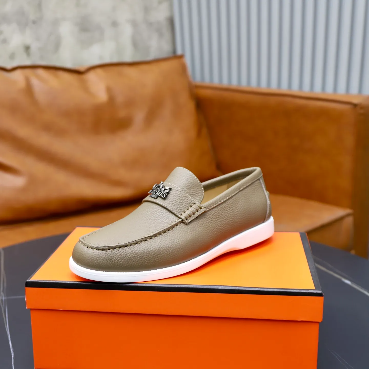 Ex-factory price: 560💰Hermès/Hermès slip-on men's shoes. This shoe is made of imported pebbled cowhide. It has simple and smooth lines and is combined with aerodynamically designed 3CM rubber foam ultra-light soles! Youthful and fashionable, classic H-shaped hardware buckle decoration, calf lining gently wraps the feet, with logo cowhide feet, casual and urban style, highlighting youthful vitality, sports and leisure version, super versatile, code number: 38-39-40-41-42-43-44 standard leather shoe size (45 can be customized but does not support returns)